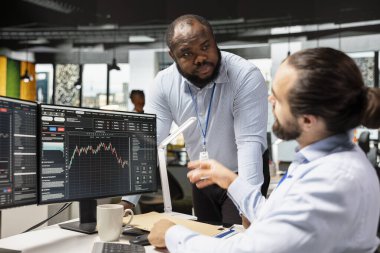 Forx şirketinde borsa dalgalanmalarından yararlanmak için hisse senedi satın alan bir borsa simsarı. Borsa fiyat hareketlerini takip eden bir ekip lideri.