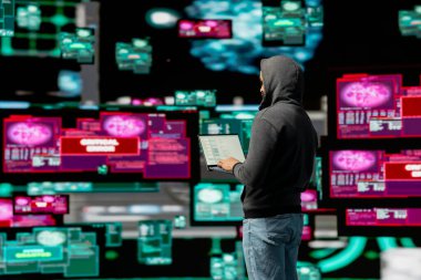 Modern bilişim saldırganı kötü amaçlı yazılım başlatmak ve güvenli erişim noktalarını aşmak için programlama ve sistem geçersiz kılma stratejisi kullanıyor. Siber suçların altını çizmek, bilgisayar korsanı yapay zekayla hacktivizm yapıyor.