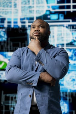 Arka plandaki fütüristik yapay zeka beyin planları için Siyah IT profesyonel kodlaması, yapay zeka araştırmalarını nöral ağlar ve derin öğrenme platformları aracılığıyla yansıtıyor. Akıllı algoritmik düşünce.