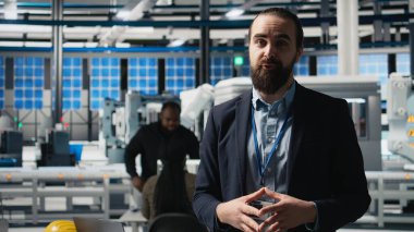 İş sahibi ve vizyoner konuşmacı, güneş santralinde üretim hattı için temiz bir enerji stratejisi sunarak, sürdürülebilir çözümler yaratmak ve başlangıç büyümesi için iş hakkındaki görüşlerini paylaşıyor. Kamera A.