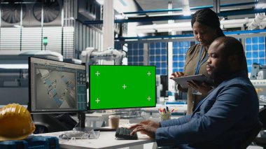 Profesyoneller güneş enerjisi tesisinde model ekran ile çözümler üretiyor, işbirliği ve kurumsal sorumluluk yoluyla endüstriyel hedefleri geliştiriyorlar. Mühendislerden oluşan bir ekip anlayışı paylaşıyor. Kamera A.