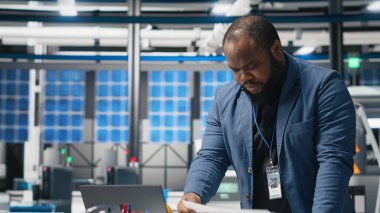 Afrika kökenli Amerikalı teknisyenler, fotovoltaik imalat endüstrisinde güneş enerjisi uzmanlığı ve verimliliğini birleştirerek kağıtlar ve dizüstü bilgisayarlarda performans ölçümlerine danışmanlık yapıyorlar. Kamera B.