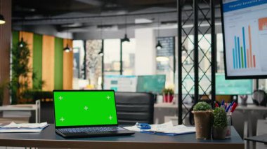 Sessiz kurumsal çalışma alanı dizüstü bilgisayarında dijital kopya alanı, performans göstergelerini analiz etmek için hazırlanmış iş belgeleri içerir. Planlama hedefleri ve itici girişim başarısı.