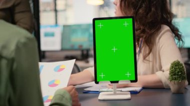 Modern ofis toplantısında krom ekran kullanan, dijital planlamayı destekleyen ve performans veri raporlarını inceleyen iş ortakları grubu. Stratejik düşünce ve vizyon. Kamera B.
