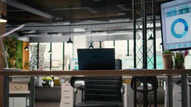 Boş ofislerdeki modern iş masasında analitik, anlayış oluşturma ve proje geliştirme için hazırlanmış bir çalışma alanı sergileniyor. Örgütsel büyüme için kullanılan bu kurulum teknolojisi.