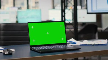 Chroma anahtar dizüstü bilgisayar ile donatılmış çağdaş iş bürosu, bir şirket yönetim kurulu kurulunda öngörü, performans değerlendirmesi ve yüksek seviye proje planlama için ideal alan.