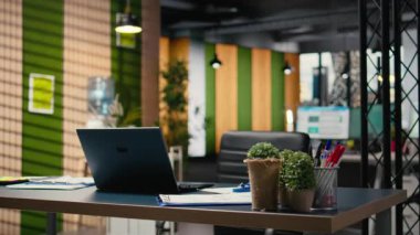 Çok uluslu bir şirketteki boş modern ofis strateji toplantısını bekliyor. Büyüme ve kalkınma odaklı mesleki ortamı yansıtan tablolar, dijital araçlar ve planlama belgeleri.