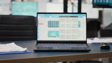 Boş ofis alanı şirket ortamında işletme yönetimi ve planlama için ortam sunar, öngörü araçları, bilgisayarlar ve performans grafikleri stratejik hedefleri destekler.