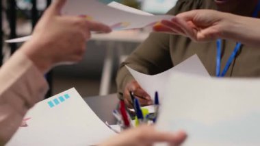 Çeşitli iş ortakları bir toplantıda veri paylaşımı, güçlü bir şirket vizyonu ve başarı hedefleri oluşturmak için fikir alışverişinde bulunuyorlar. Hırslı bayan meslektaşlar. Kamera B.