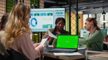 Hırslı iş kadınlarından oluşan bir ekip modern yönetim kurulunda kopya alan ekranı, stratejik planlama ve kurumsal bir ortamda veri raporları ve bilgi grafikleriyle işbirliği yapıyor. Kamera A.