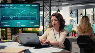 Kadın genel müdür dizüstü bilgisayarındaki veri bilgilerini inceliyor, şirket hedeflerini rafine etmek için performans göstergelerini ve analizleri izliyor. Stratejik düşünce ve kararlılık. Kamera A.