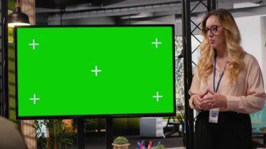 Toplantı sırasında TV monitöründe kopya alanı kullanan yönetici ve personel, bir kalkınma planı için çizelge ve veri raporları sunuyor. Büyümek için stratejik çalışma ortamı. Kamera B.