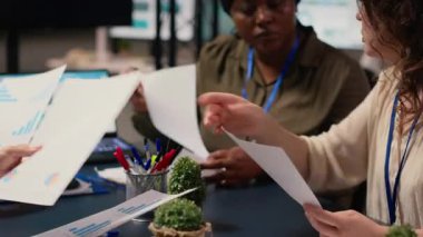 Hırslı bir kariyer, çok ırklı profesyonelleri analitik ve planlama belgeleri üzerinde işbirliği yapmaya iterek, zengin yenilikçi fikirlere ve güçlü bir zihniyete sahip bir şirket projesine liderlik etti. Kamera B.