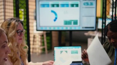 Dört kadın bir strateji belirliyor ve çok uluslu şirketlerde fikir alışverişinde bulunuyor, başarı ve profesyonel gelişimi sağlamak için performans göstergelerini gözden geçiriyorlar. Güçlü bir zihniyet. Kamera A.