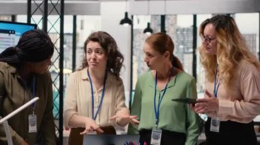 Profesyonel kadınlardan oluşan güçlü bir ekip, hedeflerini belirlemek ve çok uluslu bir şirketin içgörülerini tartışmak için toplantı odasında toplanıyor. Başarıyı işbirlikçi kalkınma ve strateji yoluyla elde ediyorlar. Kamera B.