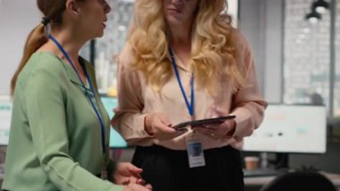 Şirketin başarısı, büyümesi, güçlendirilmesi ve kurumsal feminizm konularındaki yeni hedefleri tartışmak için ofiste toplanan hırslı kadın takımı. Hedefler ve vizyon arasındaki sinerji. Kamera B.