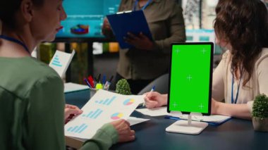 Modern ofis toplantısında krom ekran kullanan, dijital planlamayı destekleyen ve performans veri raporlarını inceleyen iş ortakları grubu. Stratejik düşünce ve vizyon. Kamera A.