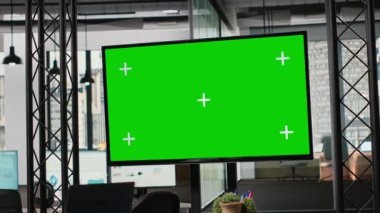 Çok uluslu bir şirkette, organizasyon ve hazırlığı yansıtan krom televizyon monitörüyle, işlenmemiş bir iş bürosu. Analiz için anahtar ekipman, grafik incelemeleri ve performans projeksiyonları.