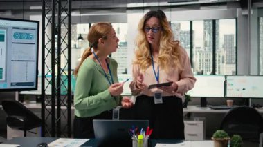 Şirketin başarısı, büyümesi, güçlendirilmesi ve kurumsal feminizm konularındaki yeni hedefleri tartışmak için ofiste toplanan hırslı kadın takımı. Hedefler ve vizyon arasındaki sinerji. Kamera A.