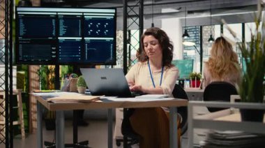 İş kadını kilit performans ölçümlerini değerlendiriyor ve masasında raporlar yazıyor. Analitik zihniyetiyle finansal strateji planlıyor. İş hayatında profesyonel liderlik. Kamera A.