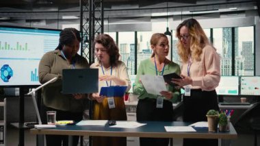 Güçlenmiş iş kadınlarından oluşan bir grup, verileri, performans göstergelerini ve proje raporlarını inceleyerek çağdaş bir ofiste işbirliği yapıyor. Stratejik düşünme ve kurumsal feminizmi göstereceğiz. Kamera A.