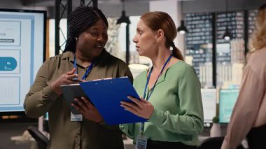 Profesyonel kadınlardan oluşan işbirlikçi ekip anahtar veri ve raporları incelerken, iş büyümesine yönelik strateji belirliyor, içgörüleri kalkınma hedefleri ve takım çalışmalarına göre sıralıyor. Ağ kurmak. Kamera B.