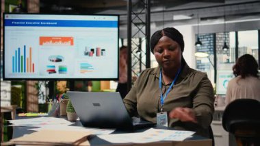 Siyahi hırslı girişimci çalışma alanında bilgi yazarak proje hedeflerini veri içgörüsüyle hizalıyor. Berraklık ve analitik yetenekler kariyer ilerlemesini temsil eder. Kamera A.