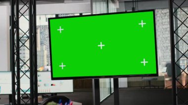 Modern ofisteki boş çalışma istasyonu stratejik iş analizleri, büyüme tahminleri ve raporlama için yeşil ekran görüntüsü sunuyor. Şirket profesyonelleri için gerekli ortam.