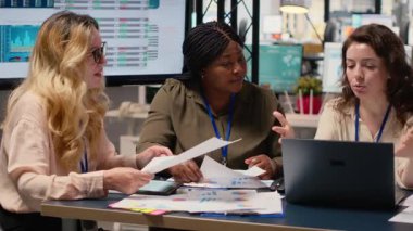 Ofis alanında birlikte kalkınma planları ve stratejik düşünceler üzerinde çalışan çok ırklı iş kadınları grubu, iş sektöründe vizyon sahibi hedeflerin hizalanmasını yansıtıyor. Kamera B.