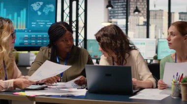 Profesyonel kadın çalışanlar, strateji belirlemek ve arşivlenmiş belgelerin mali raporlarını gözden geçirmek için bir araya gelerek yetki ve uygulama sergilediler. İlerici iş organizasyonu. Kamera B.