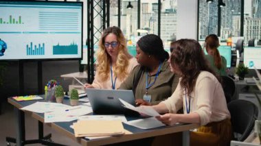 İş kadınları analitik ve takım çalışmasının gücünden faydalanıyor, etkin planlama ve işbirlikçi liderlik yoluyla şirket gelişimini ilerletiyor. Sonuçları ve ilerlemeyi gözden geçir. Kamera A.