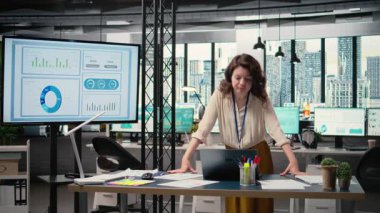 Ofiste toplanan bir grup iş kadını, performans hedeflerini raporlar ve dijital araçlarla çevrili proje göstergeleriyle aynı hizaya getirmek için bir araya geliyor. Hırslı personel toplu başarıyı yönlendiriyor. Kamera A.