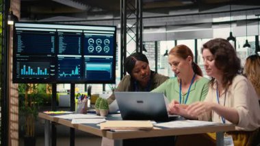 Güçlü kadınların veri raporlarını değerlendirmek, proje hedefleri ve şirket ölçümlerini belirlemek için yönetim kurulunda toplandığından emin. Yetkilendirme ve yüksek seviye karar verme. Kamera A.