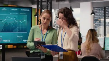 İş stratejisi geliştirmek için takım çalışması yapan hırslı profesyoneller, kadınlara öncülük etme ve kurumsal büyüme ve yönetim anlayışını yeniden şekillendirme yetkisi verdiler. Kamera B.