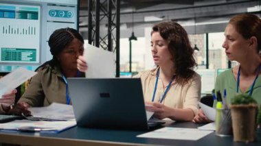 Gelişmiş bir kurumsal kültürde grafik ve strateji raporlarını değerlendiren güçlü iş kadınları, şirket gelişimine ve başarıya odaklanarak birlikte akıllıca kararlar veriyorlar. Kamera A.