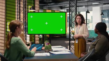 Yönetim kurulunda sinerji oluşturan iş kadınları raporlarını yazma ve yeni büyüme stratejileri için fikir alışverişinde bulunma konusunda güçlendiler. Dijital iş stratejisi uygulaması. Kamera A.