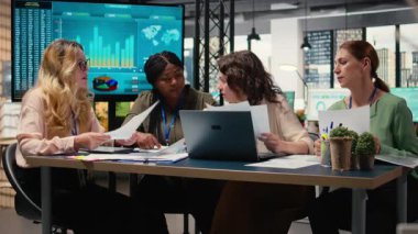 Profesyonel kadın çalışanlar, strateji belirlemek ve arşivlenmiş belgelerin mali raporlarını gözden geçirmek için bir araya gelerek yetki ve uygulama sergilediler. İlerici iş organizasyonu. Kamera A.