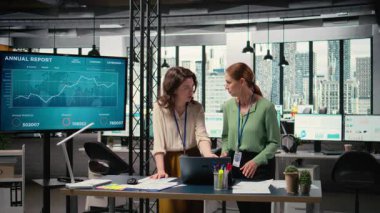 Çeşitli iş kadınları ekibi analizleri gözden geçirir ve parlak ve stratejik bir çalışma ortamında vizyonlarını düzelterek, kurumsal hedefleri kariyer ilerlemesi ve gelişimi ile aynı hizaya getirir. Kamera A.