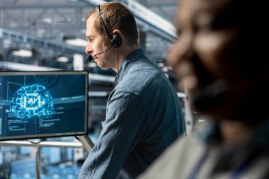 Yapay zeka uyarıları kullanarak donanım sorunlarını tespit ettikten sonra teknik destek sağlayan sunucu merkezindeki iş arkadaşlarını kapatın. Veri merkezi AI güdümlü prosedürleri kullanarak bilişim bakım görevlerini koordine eder