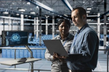 Ekip çalışması veri merkezi teknisyenleri ekipman performansını analiz ediyor, teknik sorunları çözüyorlar. Sunucu çiftlik çalışanları iş görevleri yapıyor, operasyonları denetliyor, verimlilik optimizasyonlarını uyguluyor