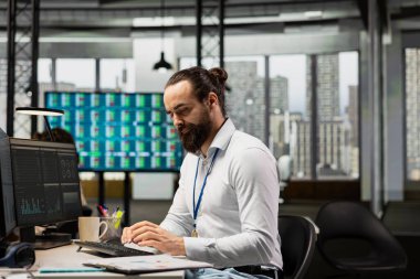 Ofis çalışanı beyin fırtınası oturumları ve veri analizleriyle ilgileniyor, stratejiyi hedeflerle hizalamak ve verimli proje yürütülmesine destek olmak için içgörü ve teknolojiden yararlanıyor.