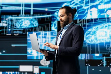 Veri yapıları ve öngörü analitikleri için yapay zeka üzerinde çalışan mühendis, yenilik ve sanal zeka için akıllı teknoloji ve makine öğrenimini vurguluyor. Algoritmik düşünme.