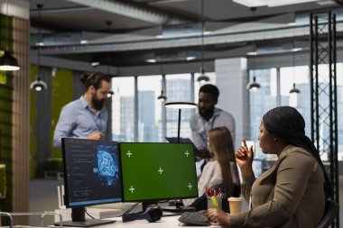 Teknoloji başlangıcındaki programcı performansı ve tahminleri optimize etmek için krom anahtar PC üzerinde yapay zeka kullanır. Ofiste kod yazan kadın, izole ekran bilgisayar kullanarak eğitim makinesi öğrenen modeller