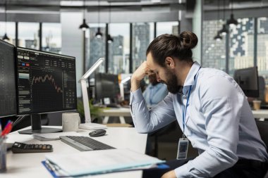 Hisse senedi alıp satarken piyasa dalgalanmalarından yararlanamadığı için üzgün bir tüccar. Hayal kırıklığına uğramış adam, kazanç sağlamakla uğraştıktan sonra destek ofisinde depresyona girdi.