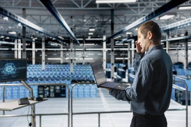 Veri Merkezi bilgisayar bilimcisi yapay zeka otomasyon senaryoları için kodu inceliyor. Sunucu merkezi bilişim uzmanı, öngörü hatası tespiti için altyapı üzerinde nöral ağlar destekli tanılar çalıştırıyor