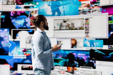 E ticaret uzmanı mobil teknoloji ve kullanıcı arayüzleri tarafından desteklenen dijital bir dünyada medya platformları, sosyal ağ yaratıcılığı ve çevrimiçi bağlantının canlı bir sunumunu yapıyor. Kongre..