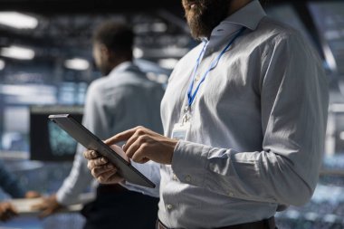 Veri merkezi teknisyenleri, gelişmiş endüstriyel platformlar üzerinde çalışarak, altyapı için yapay zeka öğrenme otomatikleştirmesi yapıyor. Yapay zeka kullanarak sunucu donanımlarını koruyan mühendis.