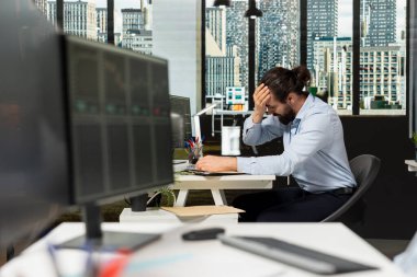 Hisse senedi fiyatlarında düşüşe yol açan Black Swan olayının tetiklediği borsa çöküşü yüzünden üzgün olan simsar. Ekonomik uzmanlar, piyasa değerlerini düşüren kriz haberlerinin altını çizdi