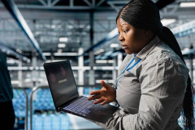 Sunucu odasındaki mühendis hassas veri hırsızlığı içeren hackleme olayının hasarını en aza indirmeye çalışıyor. Veri merkezi çalışanı, güvenlik sistemleri tarafından tetiklenen bilgisayar virüsü tarafından alarma geçirildi