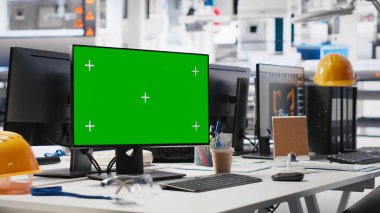 Güneş paneli üretim tesisinde yeşil ekranı olan boş bir masa, çevre dostu alternatif enerji. Sürdürülebilir çözümler için fotovoltaik üretim hattı, yüksek teknoloji.